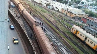 بالصور.. خروج إحدى عربات قطار الإسكندرية _ القاهرة عن القضبان بمحطة مصر