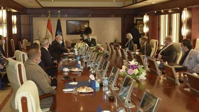 رئيس هيئة قناة السويس يوقع اتفاقية لإنشاء مجمع الاستزراع المائى