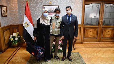 وزير الشباب والرياضة يكرم الطفل إبراهيم محيسن