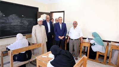 محافظ الشرقية يتفقد لجان امتحانات الثانوية الأزهرية بمعهد فتيات الزقازيق