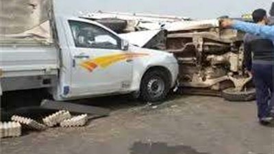 إصابة 3 أشخاص إثر تصادم سيارتين بطريق أسوان القاهرة الصحراوي
