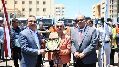 وزيرة البيئة ومحافظ الإسكندرية يشهدان مراسم اصطفاف معدات النظافة الحديثة