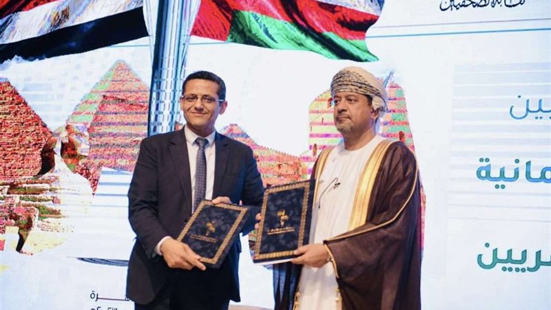 نقيب الصحفيين يوقع