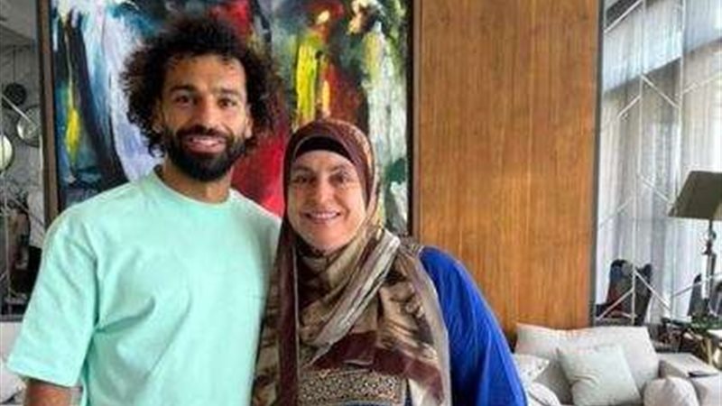 محمد صلاح مع والدته