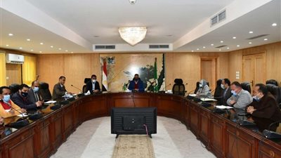 محافظ الفيوم يناقش استعدادات مديرية الصحة للتطعيم ضد شلل الأطفال