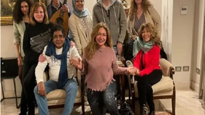 إلهام شاهين تنشر صورتها بصحبة محمد منير وليلى علوي وسميرة سعيد