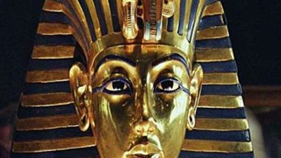 حقيقة تصوير قناع عنخ آمون خارج الڤاترينة بمبالغ مالية كبيرة