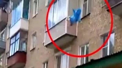 أم تنقذ أبنائها من موت النيران برميهم من الطابق الرابع.. فيديو