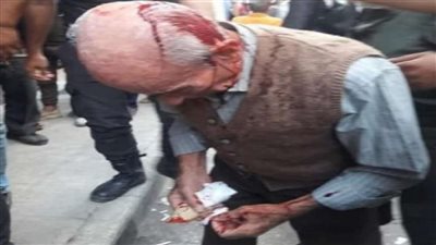 شاب يتعدى بالضرب على والديه ويتركهم غارقين في دمائهم بالدقهلية