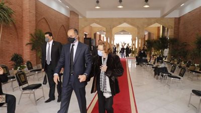 وصول سوزان وعلاء مبارك إلى قبر الرئيس الراحل لإحياء ذكرى وفاته