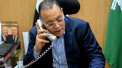 محافظ الشرقية يُهنئ أوائل الشهادة الإعدادية هاتفياً
