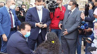 وزير  التعليم العالى يتفقد الامتحانات بجامعة عين شمس