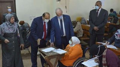 رئيس جامعة الفيوم يتابع سير الامتحانات بكليات الجامعة