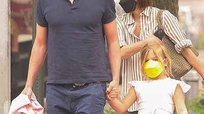 تفادي برادلي كوبر العاصفة الترابية في نيويورك بارتداء الكمامة مع ابنته