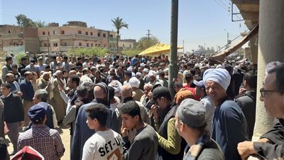 الأهالي يشيعون جثمان الرائد مصطفى عبدالرازق في جنازة عسكريا بسوهاج