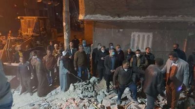 انتشال 9 ناجين من تحت أنقاض منزل الفتح المنهار بأسيوط