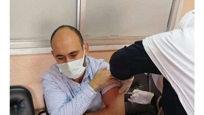 الصحة تبدأ تلقيح الأطقم الطبية ضد كورونا