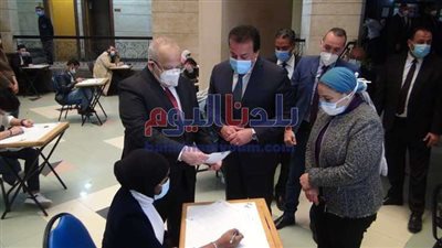 صور.. وزير التعليم العالي ورئيس جامعة القاهرة يتفقدان امتحانات الفصل الدراسي الأول بكلية الطب