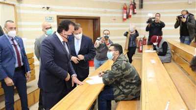 وزير التعليم العالي يتابع انتظام لجان الامتحانات واستئنافها بجامعتي القاهرة وعين شمس