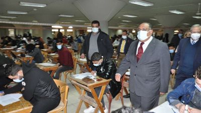 رئيس جامعة حلوان يتفقد أعمال امتحانات الفصل الدراسي الأول