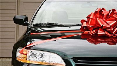 رد فعل غريب من زوج بعد أهدائه سيارة فاخرة لزوجته في عيد ميلادها