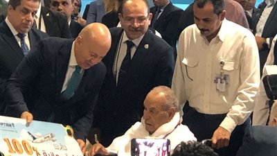وزير الطيران يسلم أكبر الحجاج سناً تذكرة مجانية عمره 94 عاماً
