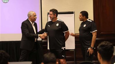 أشرف صبحي و جمال علام يحضران مران منتخب مصر لتحفيز اللاعبين