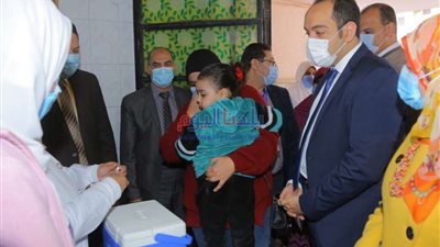 نائب المحافظ يدشن الحملة القومية للتطعيم ضد مرض شلل الأطفال بالمركز الصحي بشبين الكوم