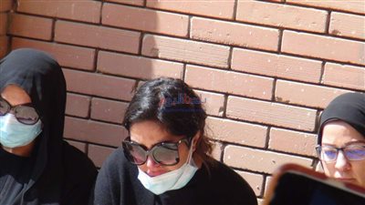 دموع ابنة يوسف شعبان تثير الجدل بجنازة والدها (صور)