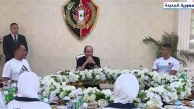 السيسي يتناول وجبة الإفطار مع الطلاب والدارسين بالأكاديمية العسكرية