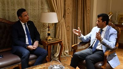 وزير الرياضة يبحث مع رئيس البريد انشاء مكاتب للبريد داخل مراكز الشباب