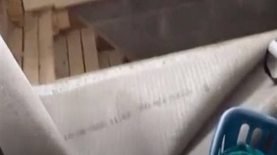 على طريقة أفلام الرعب.. فيديو لسيدة تكتشف قبو سري أسفل سجادتها يحصد ملايين لمشاهدات