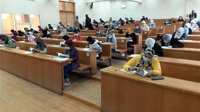 الهدوء يسيطر على امتحانات جامعة القاهرة بنظامي الأونلاين والحضور