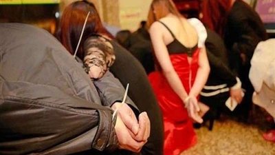 القبض على رجل يؤجر زوجته بمقابل مادي لممارسة الدعارة.. القصة الكاملة