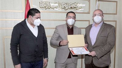 محافظ بني سويف يُكرًم 90 من العاملين بالإدارة المحلية بعد اجتيازهم دورة 