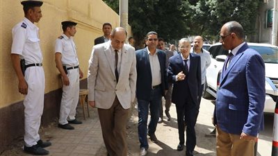 محافظ المنيا في جولة تفقدية للجان الثانوية العامة للاطمئنان على سير الامتحانات