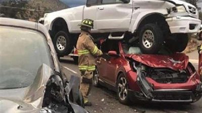 مصرع وإصابة العشرات في حادث اصطدام شاحنة ثقيلة بسيارة رباعية الدفع في ولاية كاليفورنيا