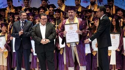 شاهد..تألق عماد ماهر في العرض المسرحي