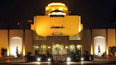 رئيس الأوبرا يفتتح معرض 