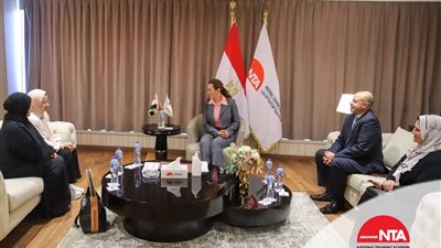 رشا راغب تلتقى الطالبة منة الله عماد لتبنيها تعليميًا