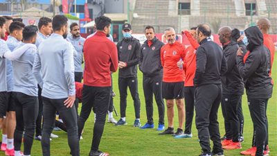 معتز إينو يدافع عن موسيماني ولاعبي الأهلي