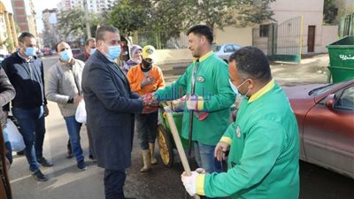 صرف إعانة مالية عاجلة لعدد من الحالات الإنسانية بالمنوفية