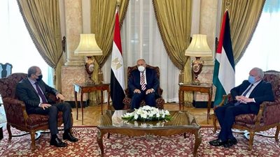 وزير الخارجية يعقد اجتماعًا تشاوريًا مع نظيريه الأردني والفلسطيني