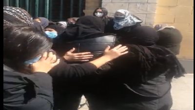 شاهد| انهيار رضوى الشربيني في جنازة والدتها