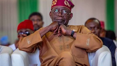 الرئيس النيجيري يدعو شعبه لقبول إلغاء الدعم على البنزين
