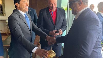 وزير الشباب والرياضة يستقبل بعثة النادي الأهلي