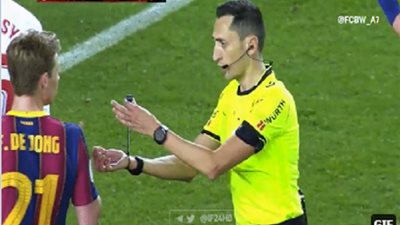 شاهد.. الحكم يطالب لاعب برشلونة  إدارة اللقاء بدلا منه خلال مباراة إشبيلية بكأس الملك