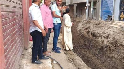 رئيس مركز ملوى يتفقد المشروعات الجاري تنفيذها بقرية الروضة