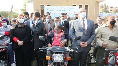 وزيرة التضامن تسلم 31 دراجة بخارية لذوي الإعاقة في بني سويف