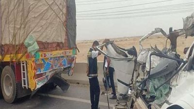 المرور يرفع حطام حادث تصادم تريلا وميكروباص بصحراوى الصف